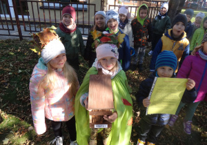 Dzieci demonstrują budkę lęgową i kodeks ekologa